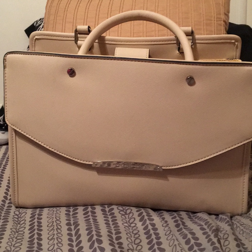 I’m selling this Dana Bachman purse